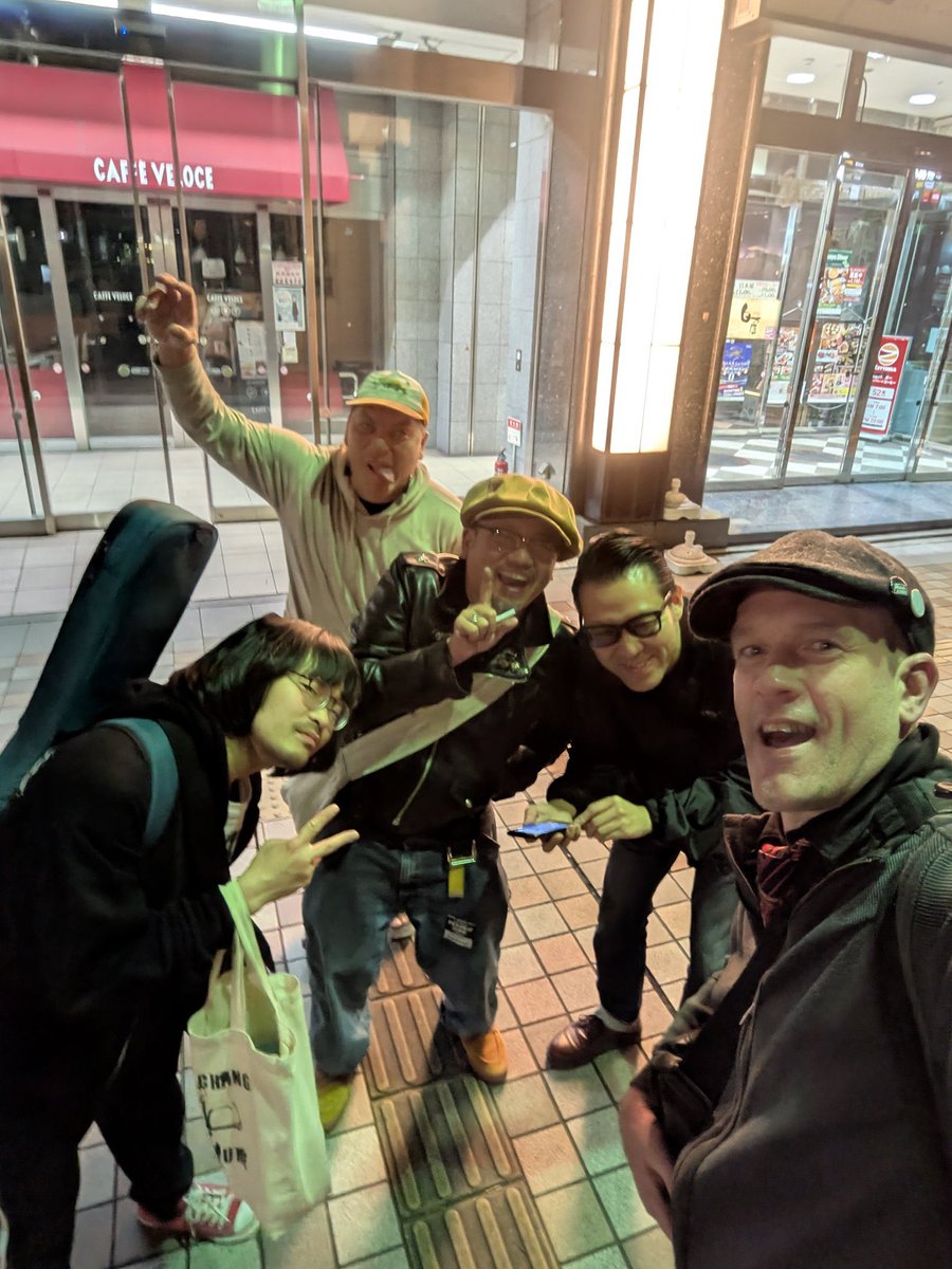 keitabakuhatsu's tweet photo. 金曜日は超酔拳になってからは初フラサン。盟友である忘れてモーテルズ、秘密のコペカチータとの3マン。最高以外の言葉が出てこないくらい本当に素晴らしい夜でしたね。

超酔拳いよいよ始まった感がMAXになってきましたので、今後とも何卒よろしく！！！！ https://t.co/7RKlzpd4DU