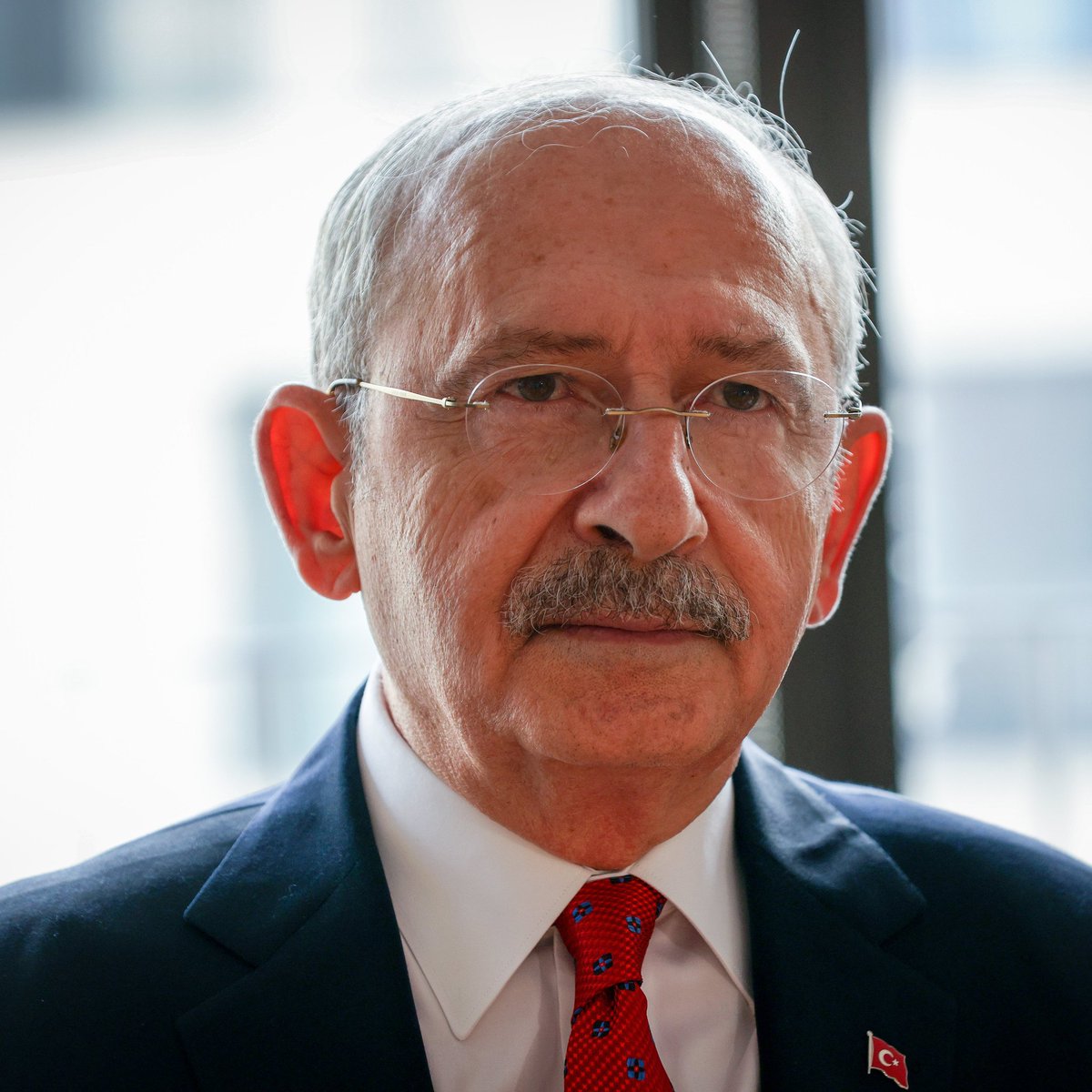 Haber's tweet photo. Kemal Kılıçdaroğlu’nun ekibinin, CHP Genel Merkezi personelini arayarak “Genel Merkez’de olursanız sözleşmeniz feshedilecek” dediği öğrenildi. (ANKA) https://t.co/dAlgUI2P6S