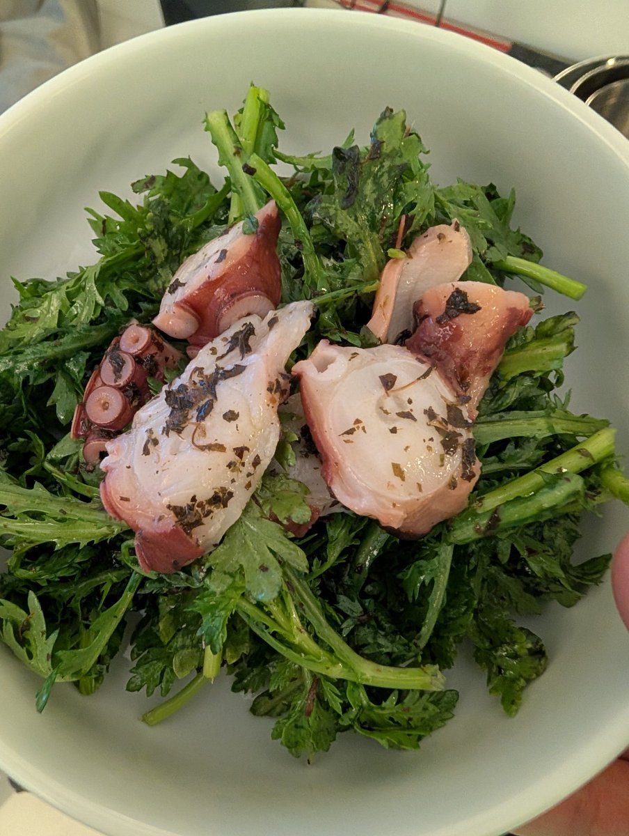 BlueHeartsUWS's tweet photo. Chrysanthemum green & octopus salad w/ a homemade Shiso dressing.
#CallingAllHomeCooks
タコと春菊のサラダを自家製紫蘇ドレッシングで
#香港自炊生活 https://t.co/i2sfG7400Y
