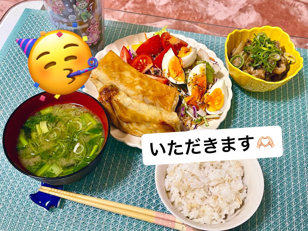 melt9916's tweet photo. 久しぶりの智鶴メシ

◉もち麦ご飯
◉小松菜とわかめのお味噌汁
◉春巻きとサラダ🥗
◉茄子ときのこと豚の生姜焼き

4ヶ月ぶり〜！
自炊はしてるんやけど撮るほどのものではなかった😇
そして味濃すぎて塩分過多な気がする😇 https://t.co/OTETMbj1k4