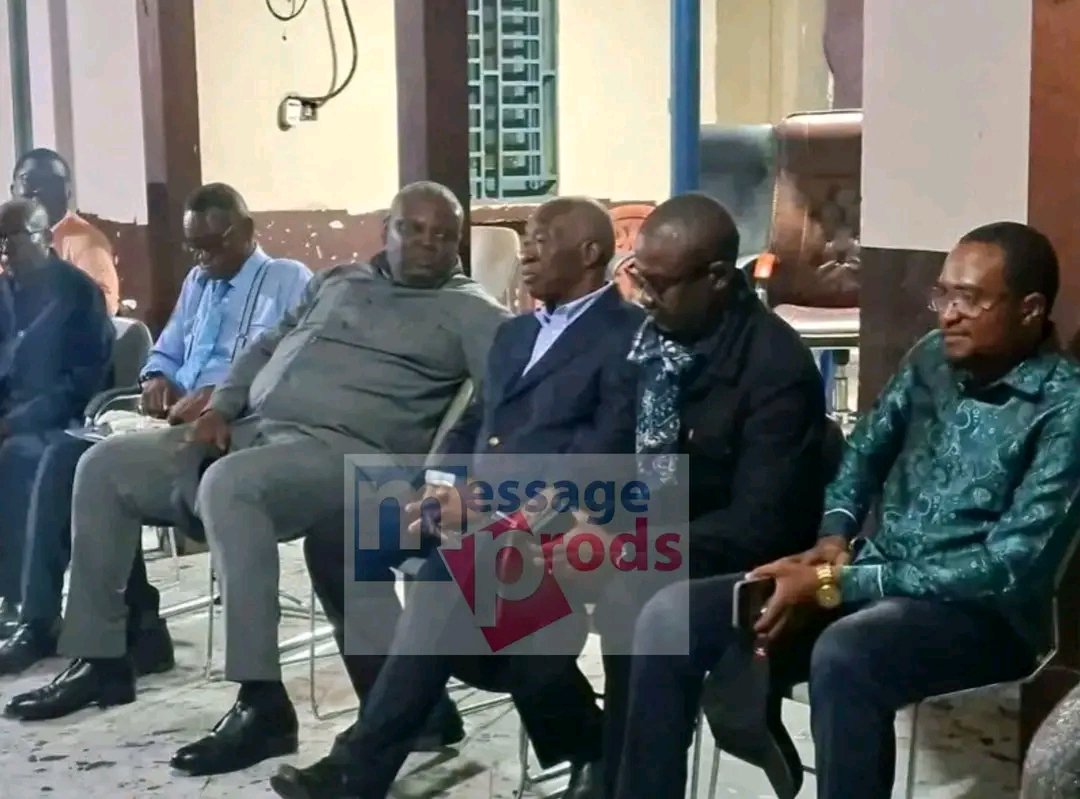 MessageProds's tweet photo. Incendie à Shekinah Tabernacle : De dimanche à samedi, plusieurs personnalités ont visité le pasteur Diyoka et son église.  On a vu entres autres le gouverneur de Kinshasa,  Daniel Bumba , le numéro 1 du parti présidentiel Augustin Kabuya, les Pasteurs Léopold Mutombo et 
1/2 https://t.co/MSYGQp2zZw