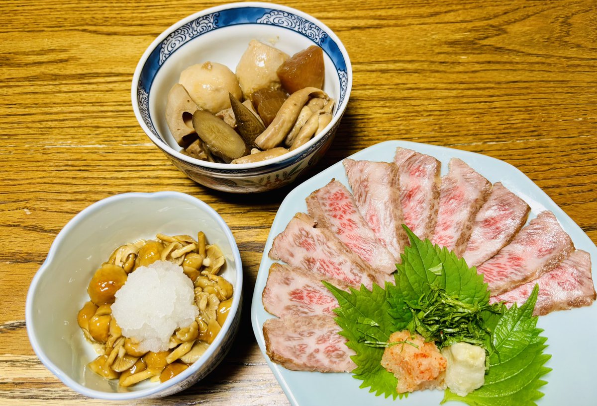 kome_sake_love's tweet photo. 今日の夕食です　^_^

・牛のたたき
・ごった煮
・なめこおろし

お疲れ様でした😊
　　今日も元気に　乾杯🍻

#料理好きな人と繋がりたい
#晩ご飯　#おうちごはん https://t.co/2T62KKqddb