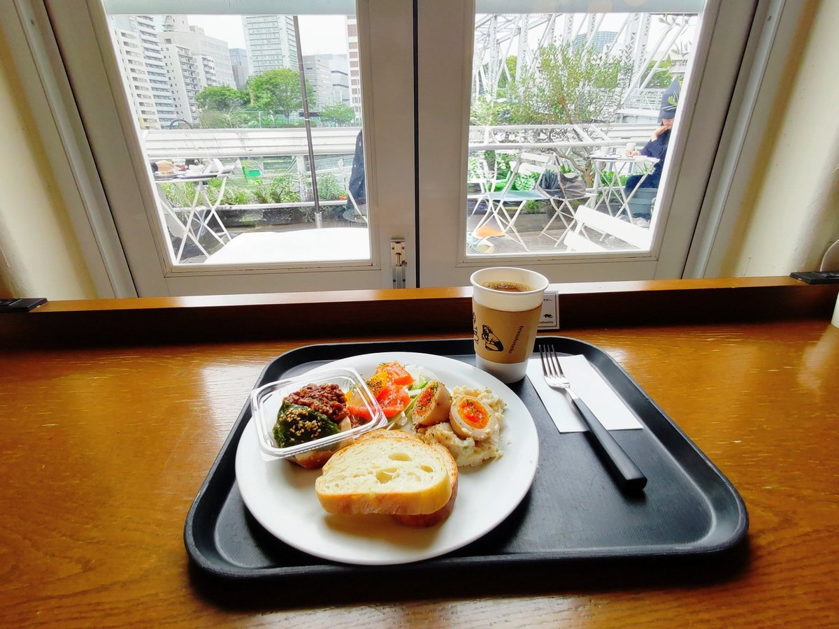 SORA02952234's tweet photo. 品川駅周辺で用事があり、その後お散歩しながら天王洲アイル方面へ。
運河沿いに佇むカフェでランチ。
倉庫をリノベーションされた開放的な雰囲気の店内で、３種のデリともっちり食感のパンのプレートを選択。
魅力的な焼き菓子やパンは素通り出来ず、お土産に購入。
#breadworks天王洲 https://t.co/1y7gG9byyz