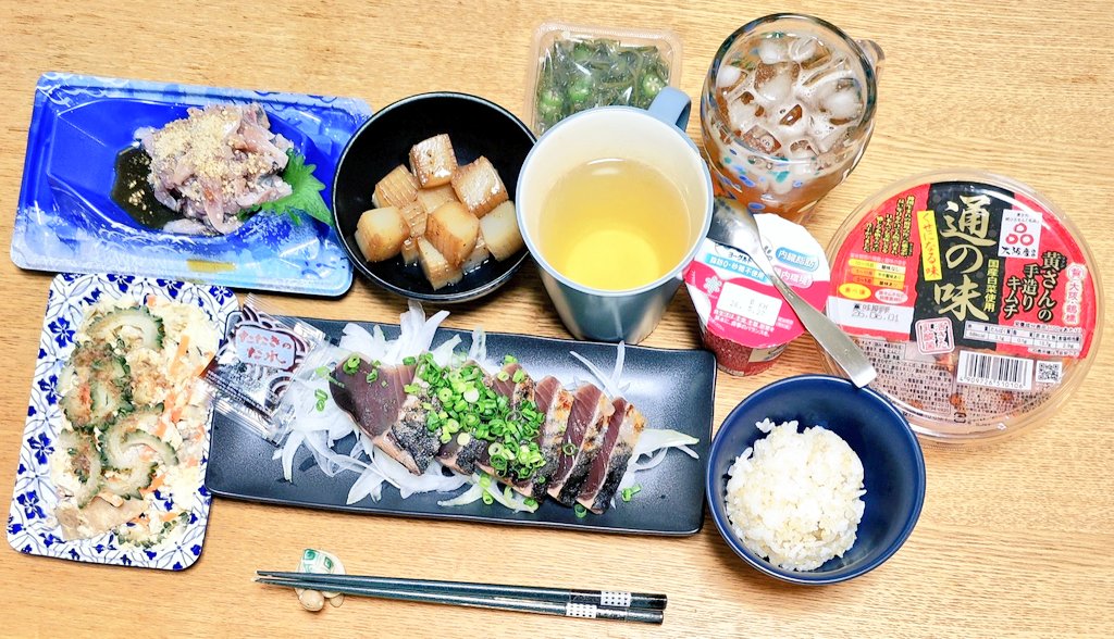 ginhoe2019's tweet photo. 土曜日の晩ごはんは、
#かつおのたたき
#鯵のたたき
#ゴーヤチャンプル
#こんにゃくステーキ
デザート🍮に、
#プリンタルト
でしたー😆
かつおと鯵のたたきが脂のってて、プリンタルト🍮も濃厚で、めっちゃ美味しかったよー😋
#きのう何食べた
#晩ごはん
#デザート
#notari https://t.co/pjS9R1m6yY