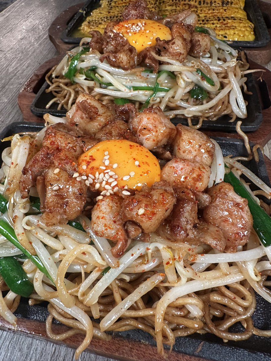 gourmetemperor's tweet photo. なに？これが名古屋で食べられるだと？
たっぷりバターで炙ったとうもろこしと、　ぷりぷりホルモン焼きそば（780円） https://t.co/qRBMVJvqmZ