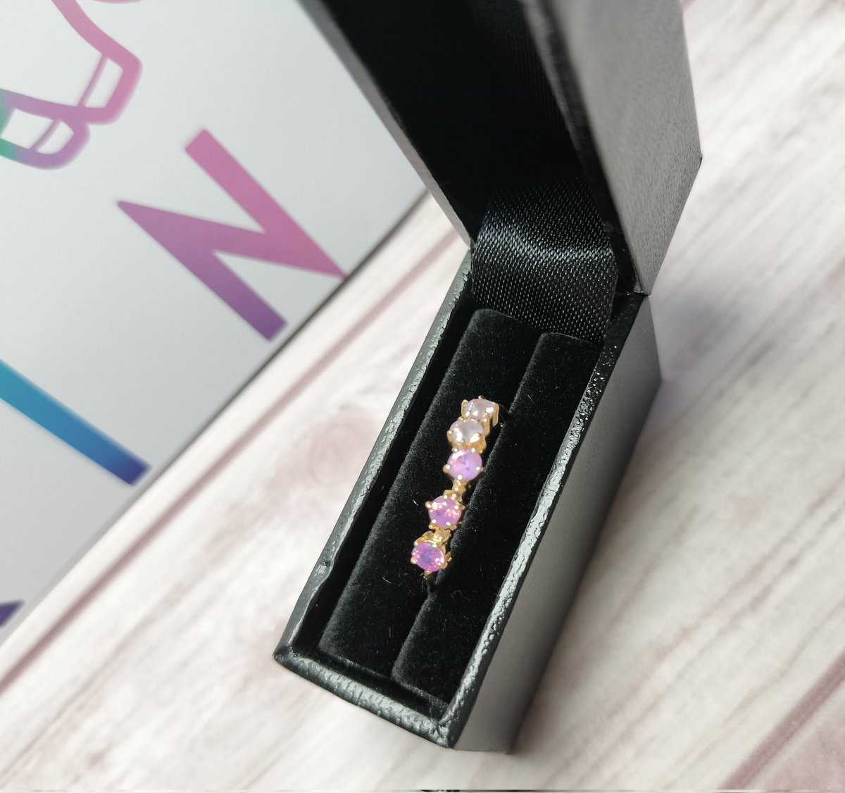 _nabekou636's tweet photo. #国際ミネラルフェア
#新宿ショー
戦利品④
RING様（@ringpeige ）よりシルキーサファイアのリング💍
まさかシルキーサファイアのリングに出会えるとは🙈ひと粒ひと粒の照りも良くて、スリランカ産とベトナム産とのことです😍K18でこのシルキーでこの値段！？とビックリしました🥹💖可愛すぎる💖 https://t.co/8sMEhHggWI