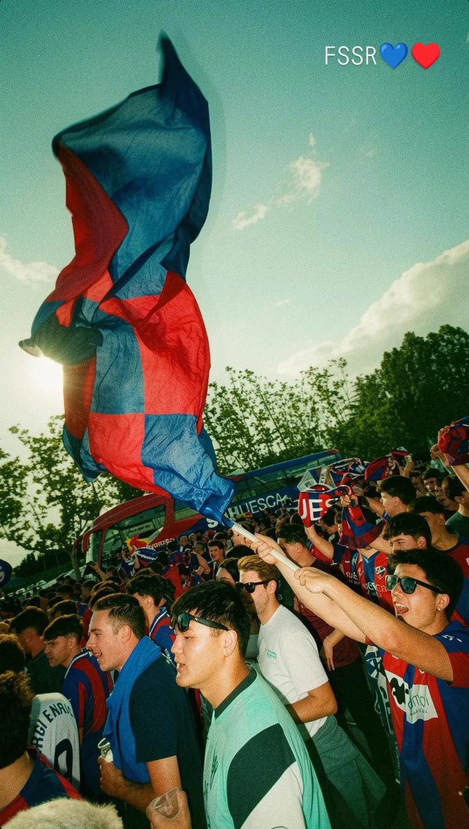 martinvc__'s tweet photo. Llegó el día de la verdad. Llegó la final de las finales a nuestro Alcoraz. Ganar o ganar. 

Cuando os fallen las fuerzas, mirad a la grada y observad cómo miles de gargantas y corazones unidos os empujan hacia la victoria. 
Por los que estuvieron, siguen estando y estarán. 🔵🔴 https://t.co/JXSNqskUF4