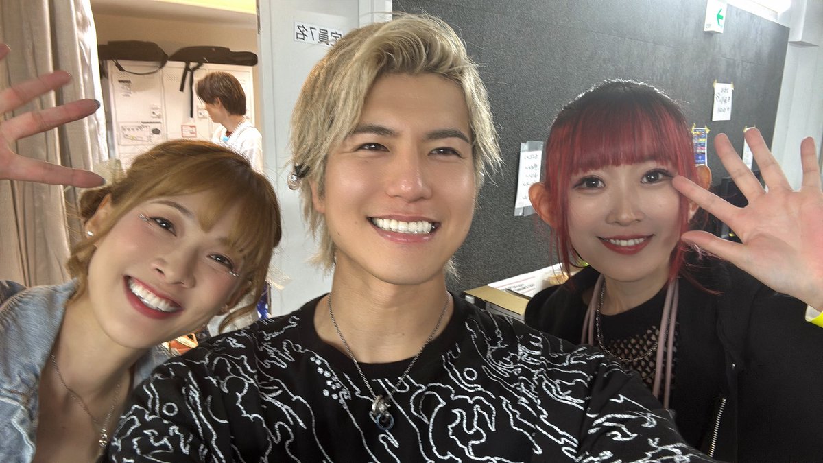 a_y_u_k_aaaaa's tweet photo. ＼LIVE ALIVE御礼💐／
￣￣￣￣￣￣￣￣￣￣￣￣
昨日は池袋LIVEご来場/ご視聴
有難うございました！

龍二さん呼んでくれて有難う！
準備段階から凄いなあ…って思ってて
当日はもっともっと凄かった

AYUKA軍の皆様も最後まで一緒に
��り上げてくれて有難う！

LIVEは毎回そうだけど
昨日も凄く勉強になる日でした🧎‍♀️
私も頑張ろううう

次のLIVEは6/19渋谷FOWSね！やるぞ！

【AYUKAセトリ】
1.ドゥ
2.ダンシンザシステム
3.モノノ怪BEAT
4. TARINAI
5.コーディネート
6. Agave