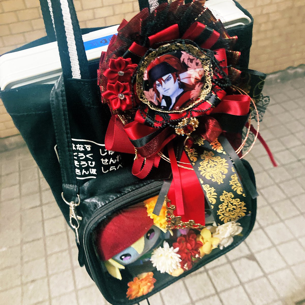 MarchenDreamBBA's tweet photo. 京セラドーム周辺で架空アイドルのクソデカ缶バロゼット落としました
見かけた方は燃やす等して供養してください https://t.co/yqZy49GqqB
