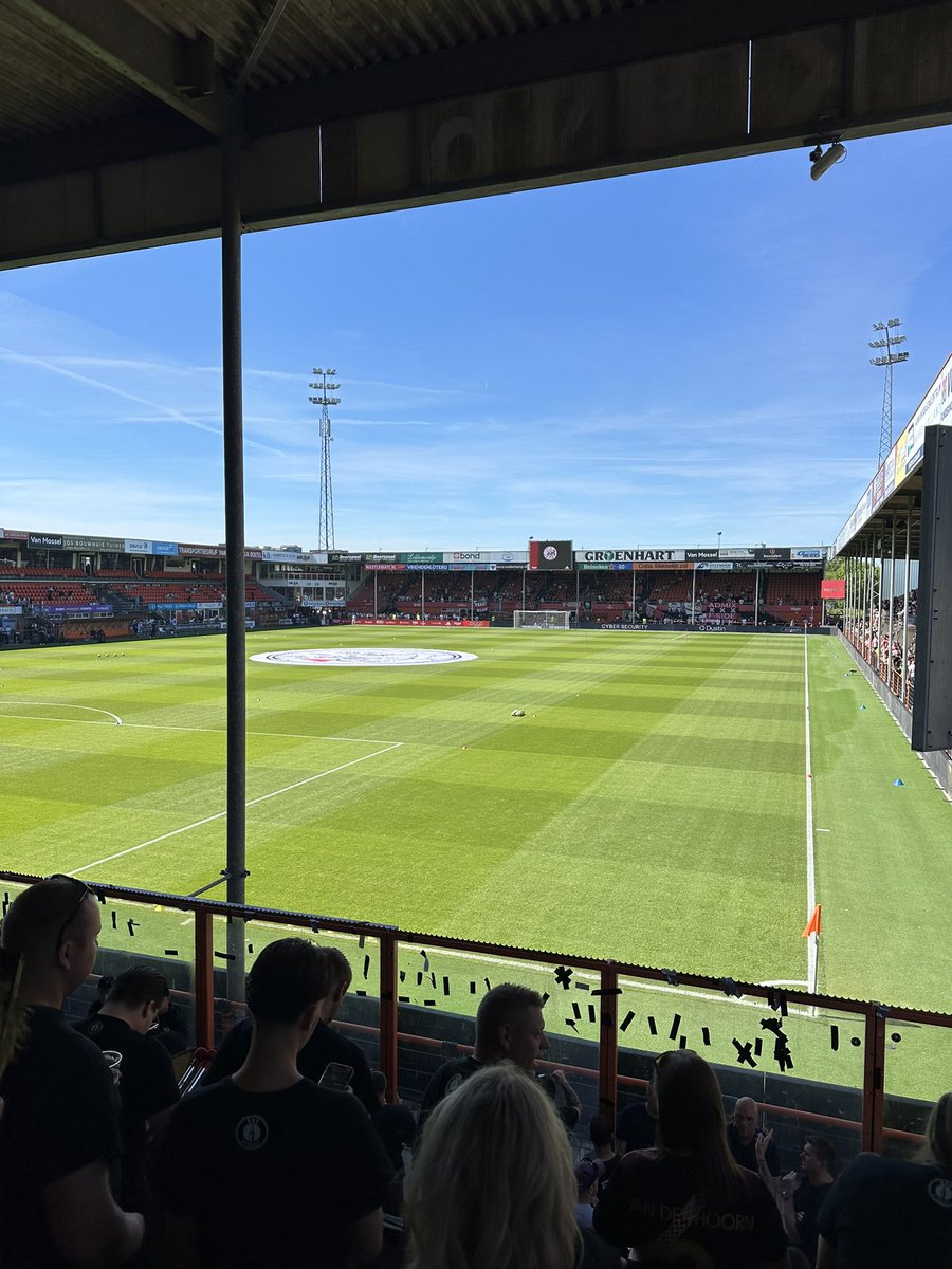RedWhitePod's tweet photo. Op naar Europa! 🇪🇺👊 #fcutrecht #ajautr https://t.co/flWQMNS6Zu