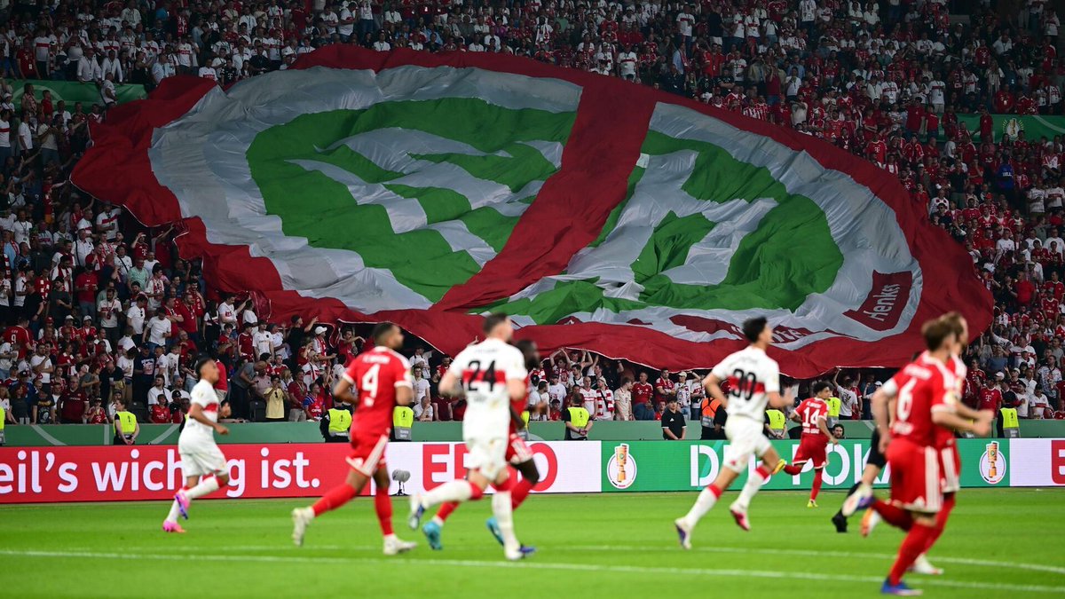 Fanatico_FFM's tweet photo. #FCBVFB #DFBPOKAL 

Nun ja, erwartbar schlägt der #FCB den #VFB
was aber auf dem Rasen wenig Feuer brachte, ging auf den Rängen deutlich mehr ab 

#PYRO, Proteste gegen den #DFB und eine ordentliche Portion deutsche Fankultur 

Rivalen sind sich einig dem Verband entgegentreten https://t.co/qUNofWEyBy