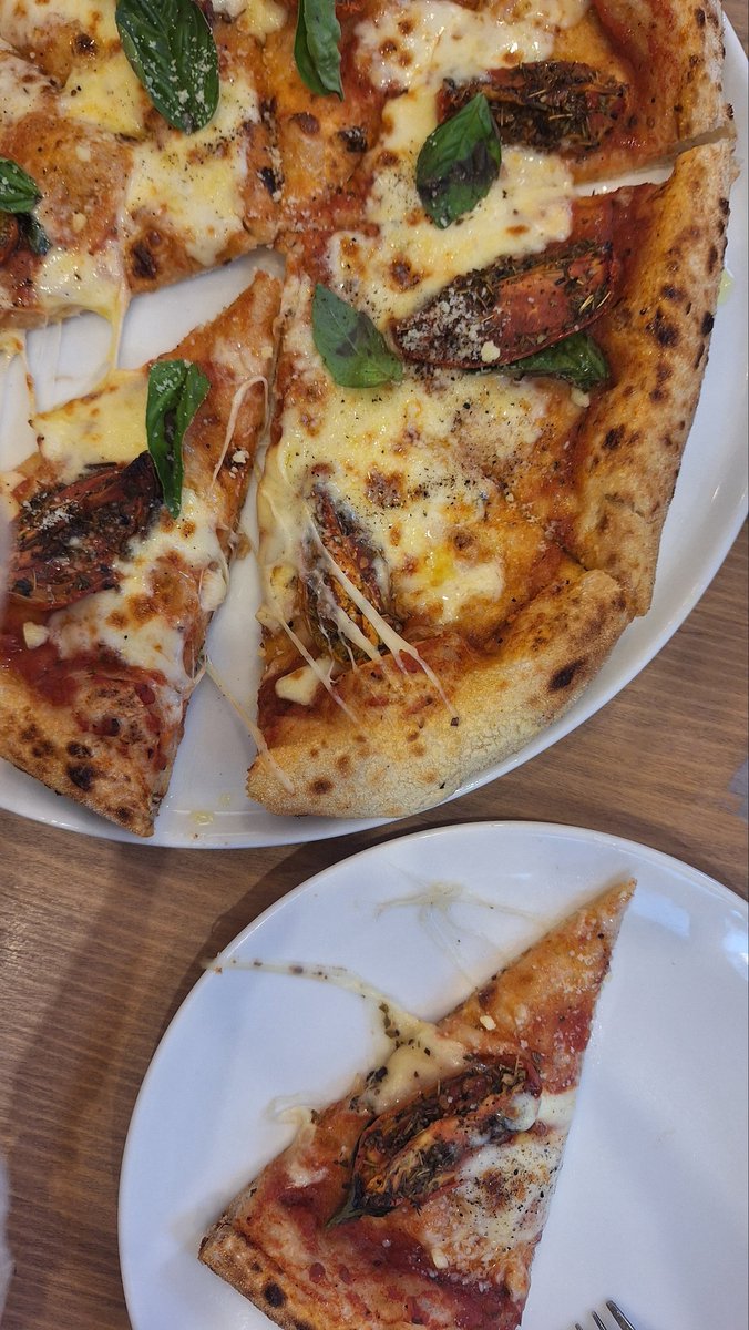 Heyputrii's tweet photo. Warga-wargi Seranggg leh dicoba nih! Sourdough Pizza di My Pizza (My Kopi 'O). Adonan rotinya ringan krn sourdough sih, aku pesen yang margherita 🫶

#pizza #mypizzaserang #mykopiO #serangbanten https://t.co/MOf4O2Wfqn