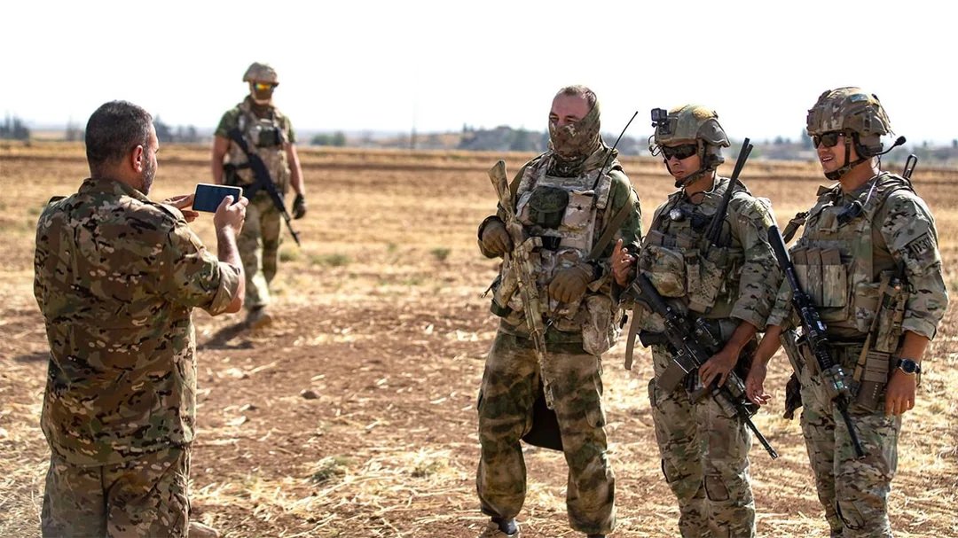 WarFlash_2630's tweet photo. 🇺🇸🇷🇺Russian and US Soldiers together in Syria, 2022 https://t.co/6JZJXlifr2