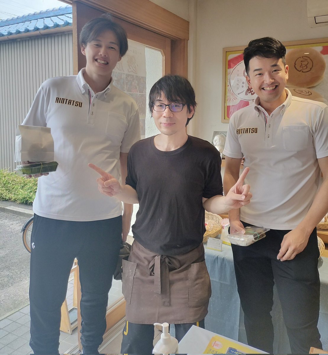 eighsei1's tweet photo. #リンタツスティーラーズ の #出口凌大 選手と、 #伴駿毅選手 が東海北信越SB2リーグの試合後に立ち寄ってくれました🏀
開幕2連勝でスタートダッシュに成功！！
2日間お疲れさまでした
来週の多治見での試合も応援しています📣
 #リンタツ  #清須和菓子工房うめざわ
 #社会人バスケ https://t.co/C1gKmpJCgh