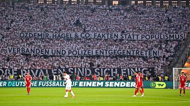 Fanatico_FFM's tweet photo. #FCBVFB #DFBPOKAL 

Nun ja, erwartbar schlägt der #FCB den #VFB
was aber auf dem Rasen wenig Feuer brachte, ging auf den Rängen deutlich mehr ab 

#PYRO, Proteste gegen den #DFB und eine ordentliche Portion deutsche Fankultur 

Rivalen sind sich einig dem Verband entgegentreten https://t.co/qUNofWEyBy