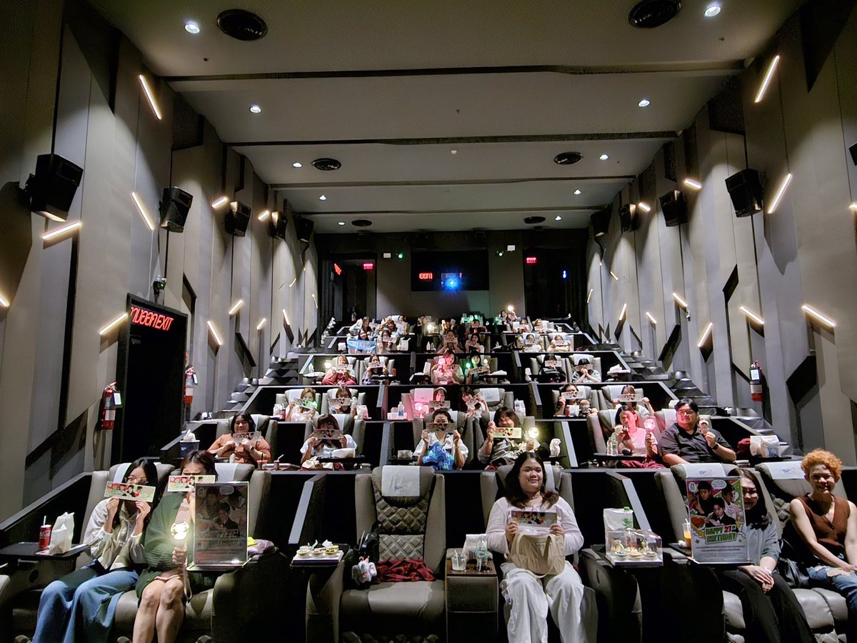 WeLoveSF's tweet photo. ✨️ อบอุ่นสุด ๆ ~ บรรยากาศเหมารอบดู #TheKingsWarden ภาพยนตร์เกาหลีสุดฮิตแห่งปี วันนี้ ที่ SF เอ็มบีเค เซ็นเตอร์

#ดันจงราชันย์นักโทษแห่งชองนยองโพ
ฉายแล้ววันนี้ ที่ #SFcinema 🍿❤

📱เช็กรอบ ซื้อตั๋ว : https://t.co/sHypXx5mJ7
หรือที่แอป SF Cinema : https://t.co/HyAwPEihJX

🌟 #SFexclusivemovie
เฉพาะที่โรงภาพยนตร์ในเครือ เอส เอฟ เท่านั้น!

#พัคจีฮุน #ParkJihoon
#เมย์ไทยเหมาโรงดูหนังดันจง
#ดูหนังที่SF