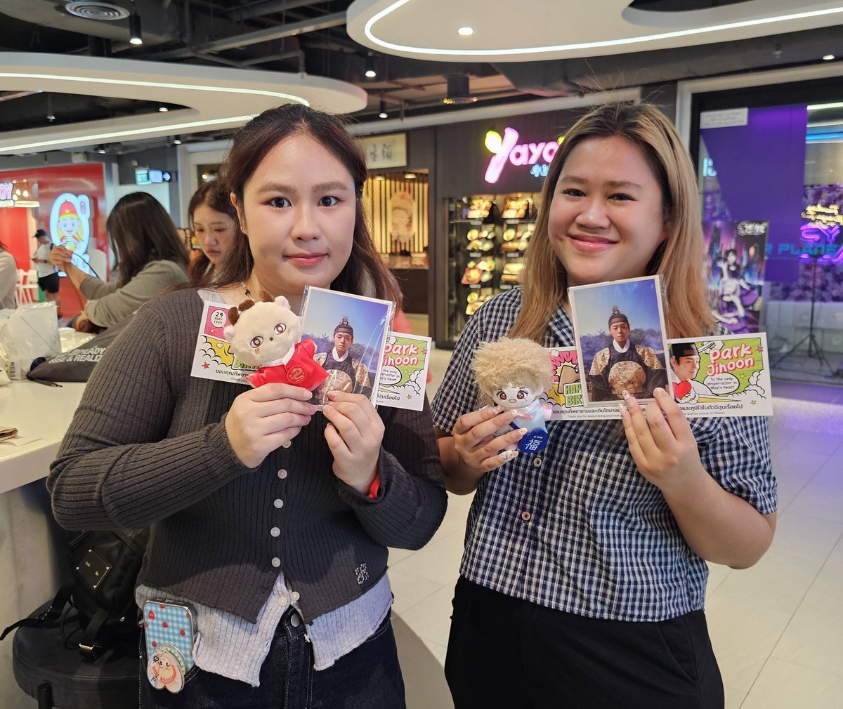 WeLoveSF's tweet photo. ✨️ อบอุ่นสุด ๆ ~ บรรยากาศเหมารอบดู #TheKingsWarden ภาพยนตร์เกาหลีสุดฮิตแห่งปี วันนี้ ที่ SF เอ็มบีเค เซ็นเตอร์

#ดันจงราชันย์นักโทษแห่งชองนยองโพ
ฉายแล้ววันนี้ ที่ #SFcinema 🍿❤

📱เช็กรอบ ซื้อตั๋ว : https://t.co/sHypXx5mJ7
หรือที่แอป SF Cinema : https://t.co/HyAwPEihJX

🌟 #SFexclusivemovie
เฉพาะที่โรงภาพยนตร์ในเครือ เอส เอฟ เท่านั้น!

#พัคจีฮุน #ParkJihoon
#เมย์ไทยเหมาโรงดูหนังดันจง
#ดูหนังที่SF