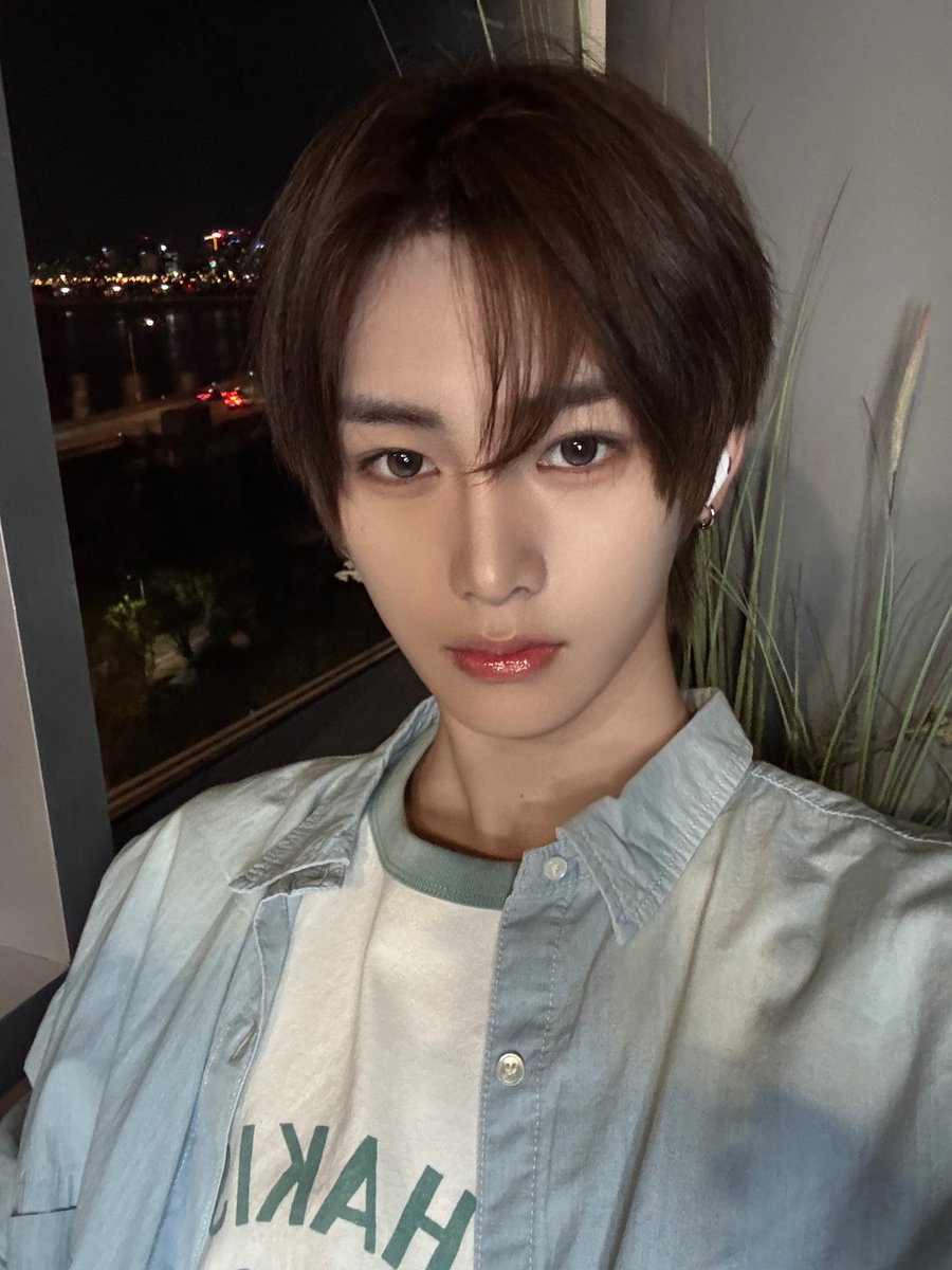 wooanxin's tweet photo. 와시발존나잘생겼어..입이존나떡벌어진다 https://t.co/mV8KFnNJCA