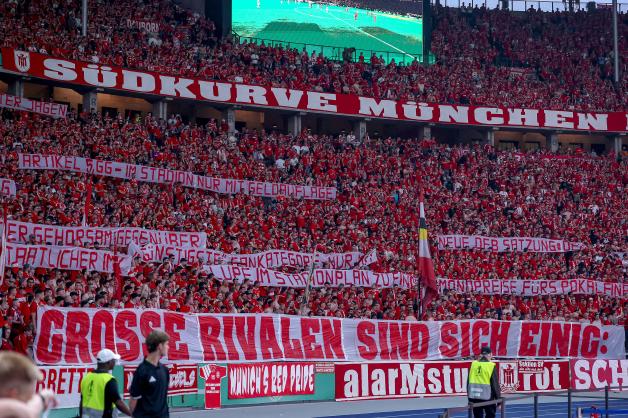 Fanatico_FFM's tweet photo. #FCBVFB #DFBPOKAL 

Nun ja, erwartbar schlägt der #FCB den #VFB
was aber auf dem Rasen wenig Feuer brachte, ging auf den Rängen deutlich mehr ab 

#PYRO, Proteste gegen den #DFB und eine ordentliche Portion deutsche Fankultur 

Rivalen sind sich einig dem Verband entgegentreten https://t.co/qUNofWEyBy
