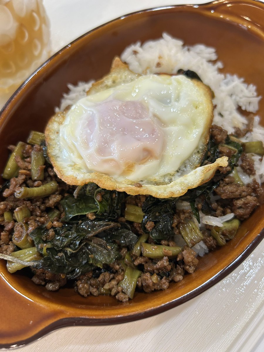 plaa_waan's tweet photo. お昼はガパオヌアとカイダオ。
タイフェスで買ったお野菜ももう終わり。

毎週作るサラダチキンの副産物の鶏皮で、ケープガイも。タイ料理たくさん作れて楽しい週末でした。 https://t.co/Grhc6DFUPw