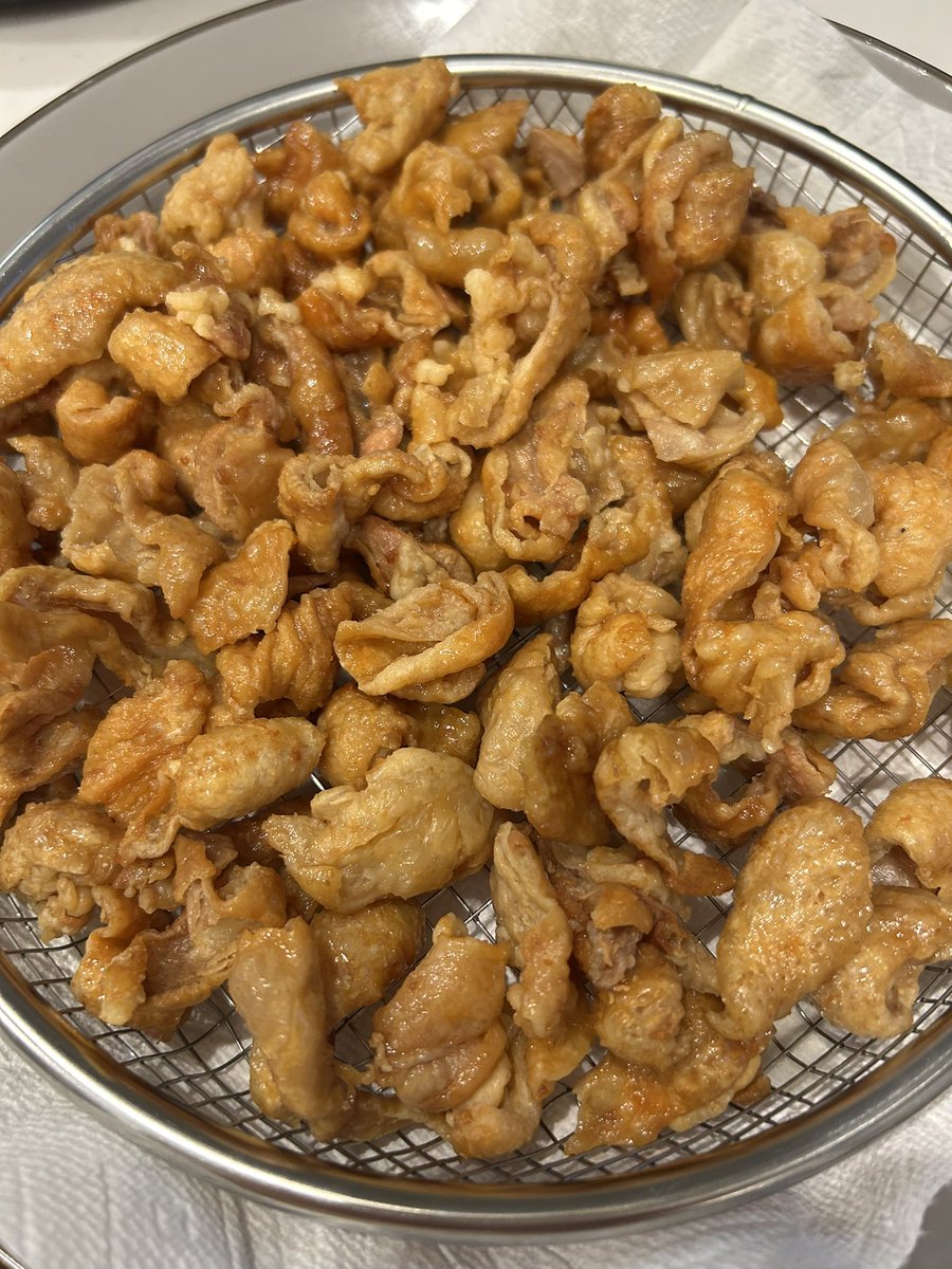 plaa_waan's tweet photo. お昼はガパオヌアとカイダオ。
タイフェスで買ったお野菜ももう終わり。

毎週作るサラダチキンの副産物の鶏皮で、ケープガイも。タイ料理たくさん作れて楽しい週末でした。 https://t.co/Grhc6DFUPw