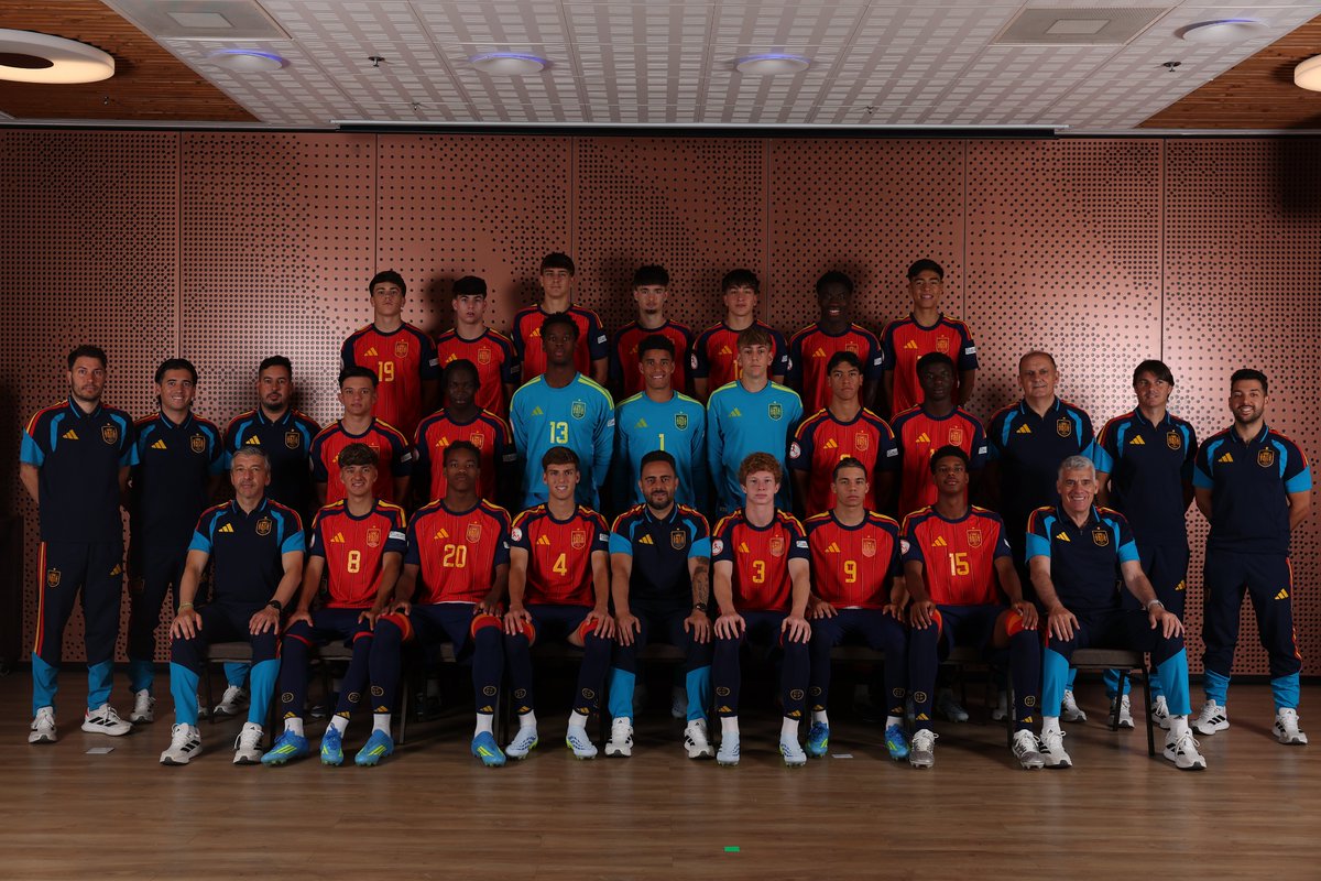 SEFutbol's tweet photo. 😍 ¿Quieres enterarte de 𝗔𝗕𝗦𝗢𝗟𝗨𝗧𝗔𝗠𝗘𝗡𝗧𝗘 𝗧𝗢𝗗𝗢 lo que va a pasar en el #U17EURO?

📒 ¡Te traemos el dosier más completo del torneo continental!

ℹ️ https://t.co/MY7oJJkNDD

#NuestraBase https://t.co/VAN1O1IJ8O