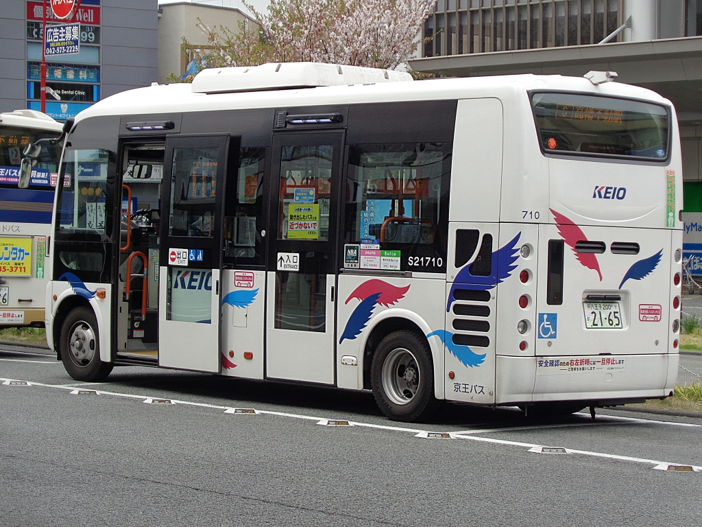 事業者：京王バス 車番：S21710 車種：日野ポンチョ 型式：SDG-HX9JLBE