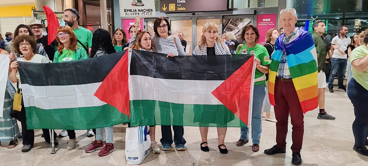 InterSolidaria's tweet photo. Intersindical Solidària va rebre anit Emi Nacher i Álvaro Pérez, valencians i integrants de la Flotilla per Palestina.

Segrestats i torturats per defensar el poble palestí, tornen amb la dignitat intacta i el compromís més ferm que mai. La solidaritat no és delicte. ✊🇵🇸 https://t.co/SIChCgO3AK