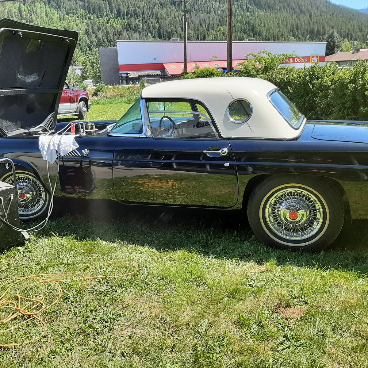 TheOGDirt's tweet photo. @Savage16May Love that! Ford had style in the 50's! I got to tinker with one a while ago. https://t.co/apqJc6OQQF