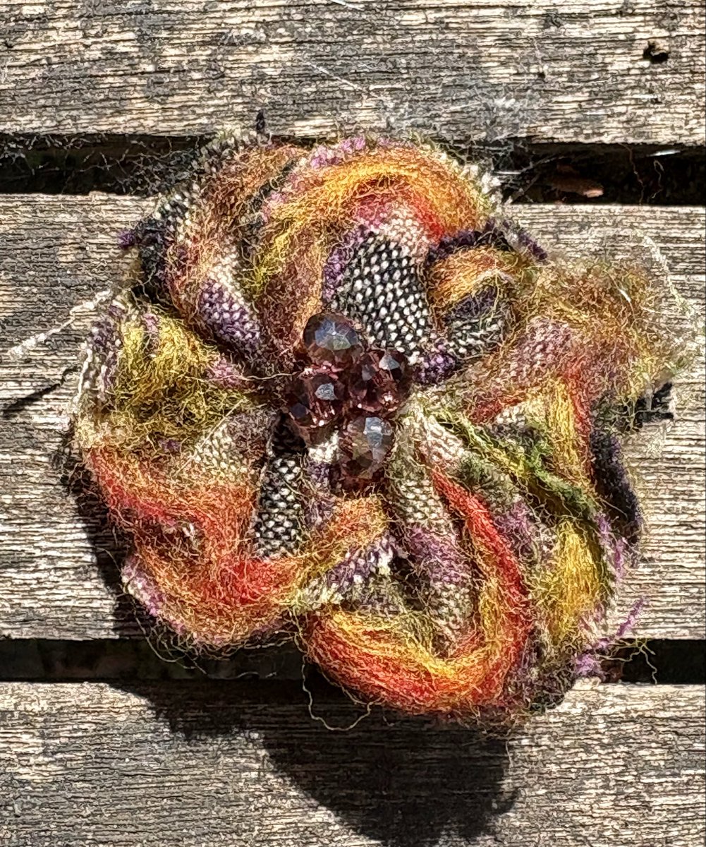 TwistsPaper's tweet photo. Bank Holiday Weekend Creativity #bankholiday #bankholidayweekend #handmade #tweed #wool #needlefelting #brooch #sudbury #suffolk #papertwists https://t.co/hxp6NAN0Xu