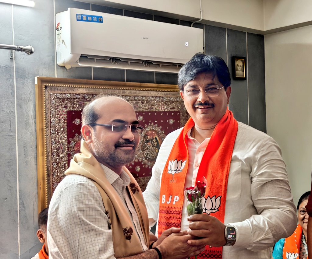 AmitThakerBJP's tweet photo. જોધપુર વોર્ડના લોટસ શક્તિકેન્દ્રના વ્રજભૂમિ એપાર્ટમેન્ટ ખાતે આયોજિત નવનિયુક્ત કાઉન્સિલરશ્રીઓના અભિવાદન પ્રસંગે પ્રચંડ વિજયના સારથી શક્તિકેન્દ્ર તથા બુથના કાર્યકર્તાઓનું સન્માન કરી તેઓ સાથે સંવાદ કર્યો.

કાર્યકર્તાઓનો અવિરત પરિશ્રમ, સમર્પણ અને સંગઠન પ્રત્યેની નિષ્ઠા જ  શક્તિ છે. https://t.co/lX5wvyHEul