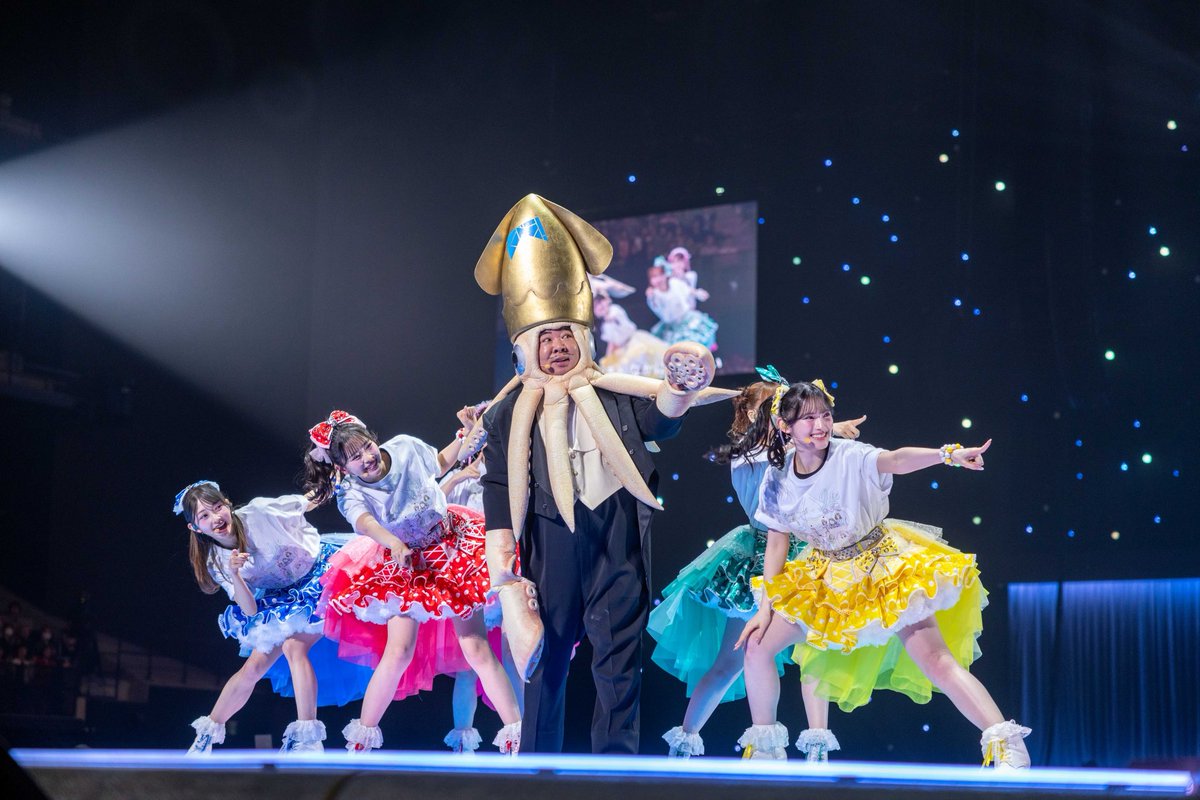 LIFEonstage_jp's tweet photo. 𝑺𝒄𝒆𝒏𝒆 𝑺𝒆𝒍𝒆𝒄𝒕 ✦

最後、出演者たちがライブを振り返るトークを繰り広げているところに、イカ大王が登場🦑💥
名曲「イカ大王体操第2」で会場を1つに！！

▼アーカイブ配信中💁【本日23:59まで】
https://t.co/Erf9T4sdBd
🔴ご購入は20:00まで🔴

#LIFEonSTAGE 
#LIFEファンはマーベラー https://t.co/uLhIqh8GDZ