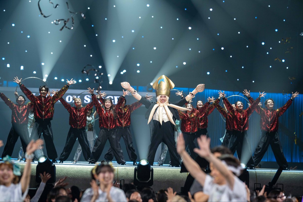 LIFEonstage_jp's tweet photo. 𝑺𝒄𝒆𝒏𝒆 𝑺𝒆𝒍𝒆𝒄𝒕 ✦

最後、出演者たちがライブを振り返るトークを繰り広げているところに、イカ大王が登場🦑💥
名曲「イカ大王体操第2」で会場を1つに！！

▼アーカイブ配信中💁【本日23:59まで】
https://t.co/Erf9T4sdBd
🔴ご購入は20:00まで🔴

#LIFEonSTAGE 
#LIFEファンはマーベラー https://t.co/uLhIqh8GDZ