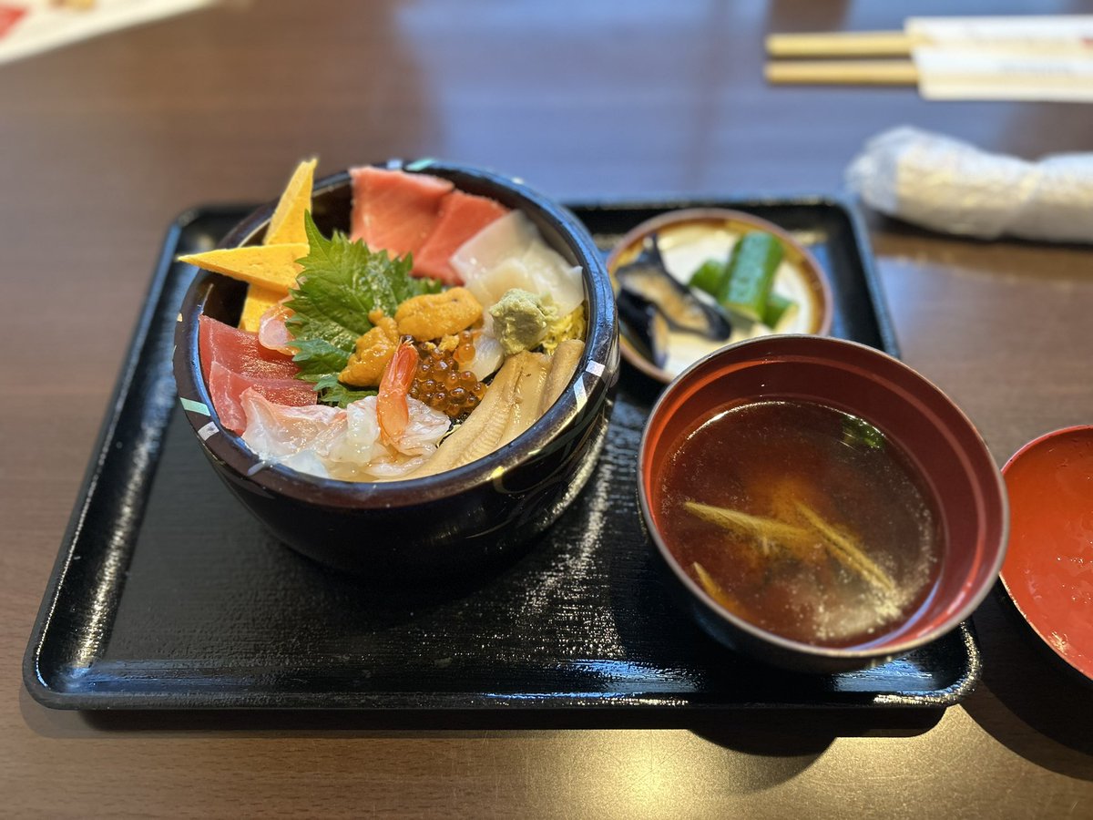 kgmshr's tweet photo. 素晴らしい海鮮丼頂きました
美味しかった

#福井県 #鯖江市 #すし処よかろ
#海鮮丼 #グルメ https://t.co/3eFPCnBdi8