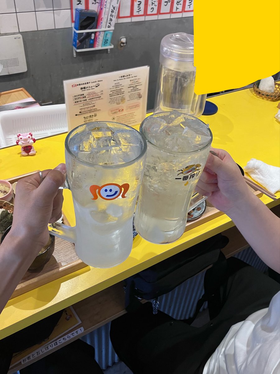 imamoto201's tweet photo. 趣を感じる飲み屋さんに行きまして、
メガジョッキで乾杯しました。 https://t.co/T0krIaAwKr