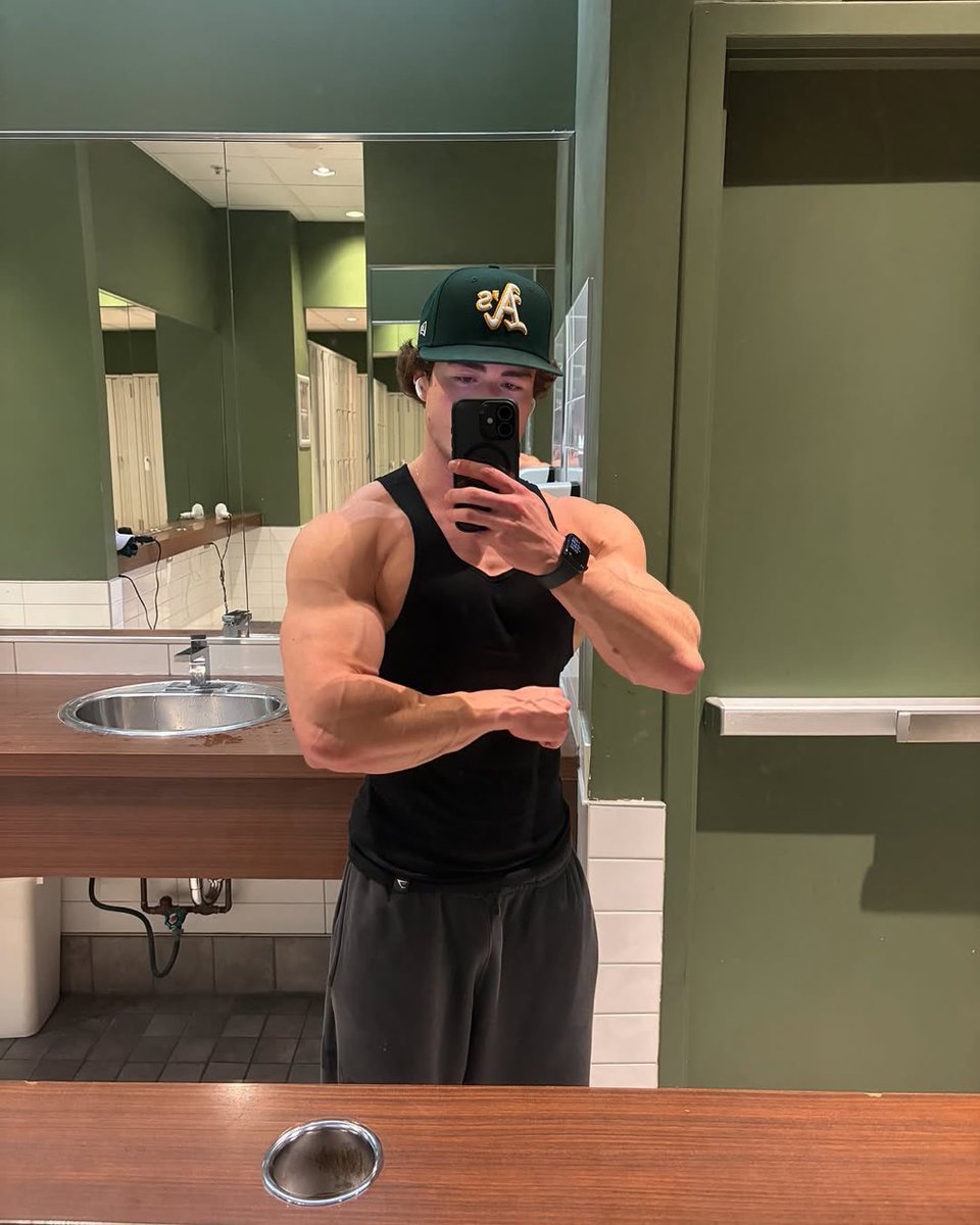 FIND0MGOD's tweet photo. Night alpha owns your gaze.😈💪
#MuscleGod #NightAlpha #FagTrainer https://t.co/4AyXwrVYNe