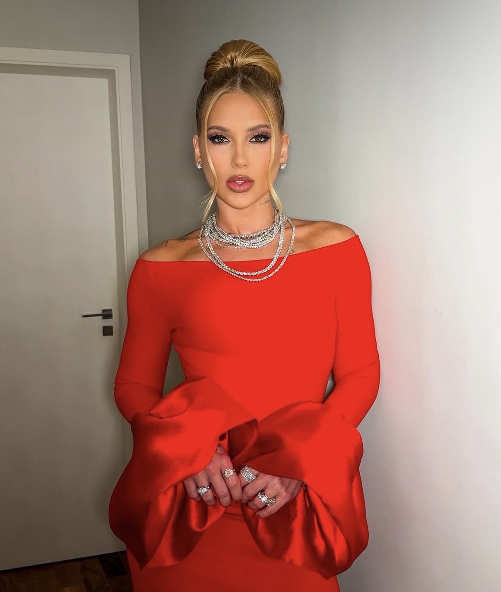 naynaywho's tweet photo. Saudades de quando eu achava que essa fase iconica da diva ia durar, não aceito que ela volte para a lama daquela família. Virginia Meu Deus! Na minha cabeça precisa ser muito hater dela para querer que essa volta aconteça! https://t.co/AYjTcfbXXE