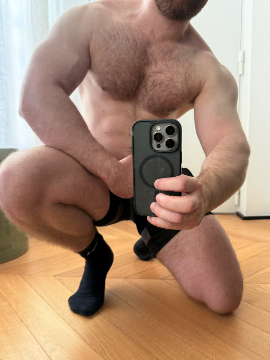 manlylifter's tweet photo. À genoux comme ça pour qui ? 😈💦 https://t.co/V2LRDMUmpw