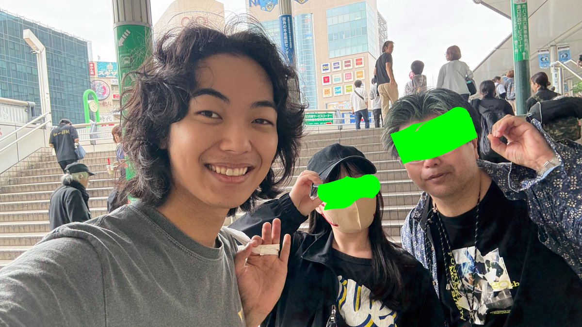 Vrx2I8's tweet photo. 今日は奇跡が起きました！
今日のファンモンライブへ行く途中の路線乗り換え移動中に昨日、親娘でライブ参戦した映秀。くんに偶然ばったりと遭遇しちゃいました^_^
昨日のライブも最高に楽しかったし、今日、出会った映秀。くんも優しくて神対応でした^_^
#映秀。
#親娘えにし https://t.co/nhcWJnsjXI