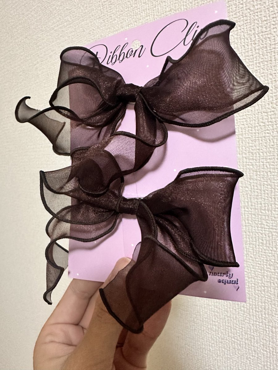 Mitsukan_pop's tweet photo. デザフェス購入品④
@nearly__equal 様　リボンクリップ🎀
結婚式が続くのでヘアアクセサリーにしたい+チョコ系のお洋服着る時にブラウンの頭物ないなーと思って購入
友人は餃子のお顔チェックしてた🥟
#デザフェス
#デザフェス購入品 https://t.co/OsIZAERlyC