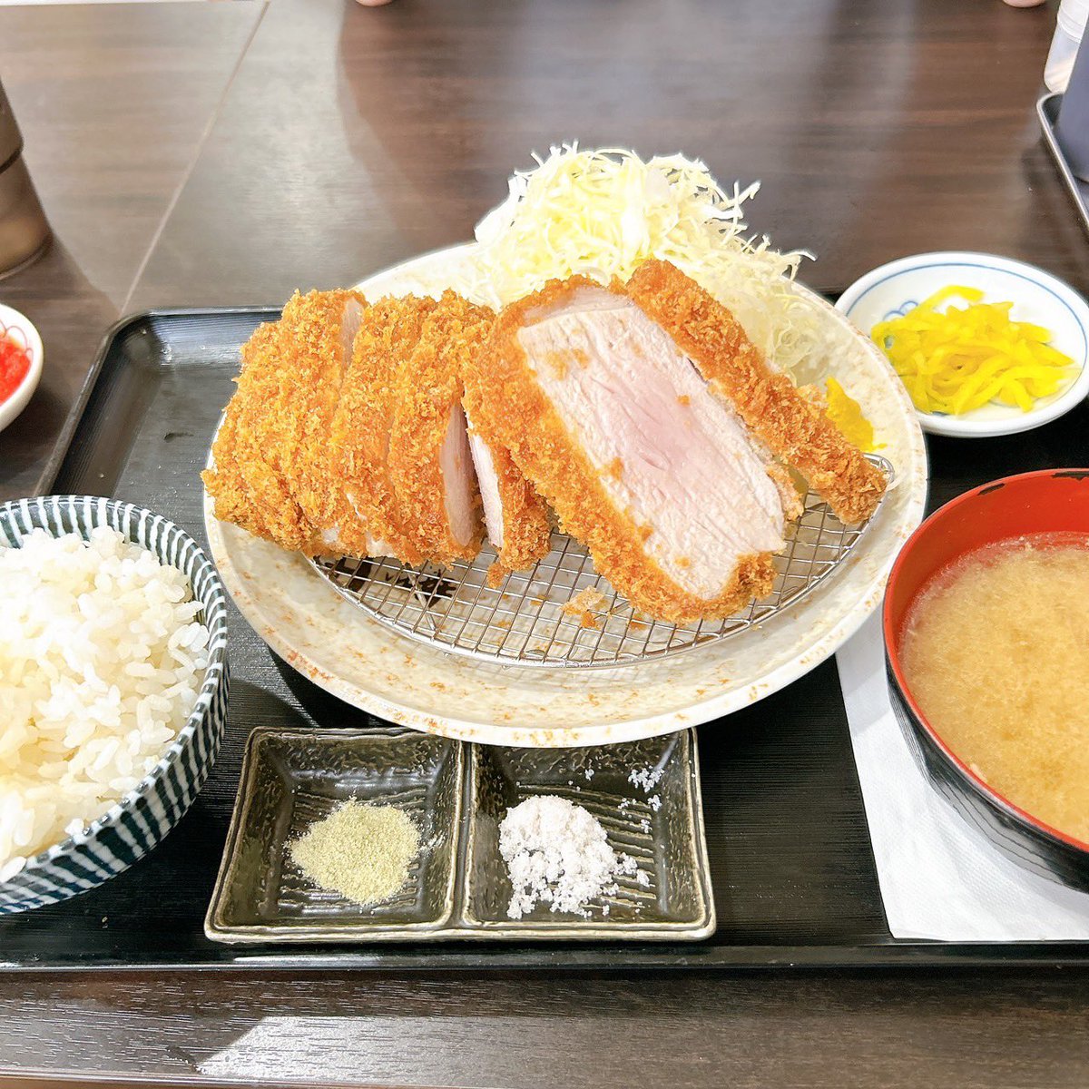 KOUYS6996's tweet photo. 最寄りのとんかつ屋さんがめちゃくちゃおいしくて、月に何回も行くほどの美味しさ。お米が特に美味しくて、どこのブランド米を使ってるのか知りたい！！
#食事処酒処富士かつ https://t.co/zt8NzqVxGB