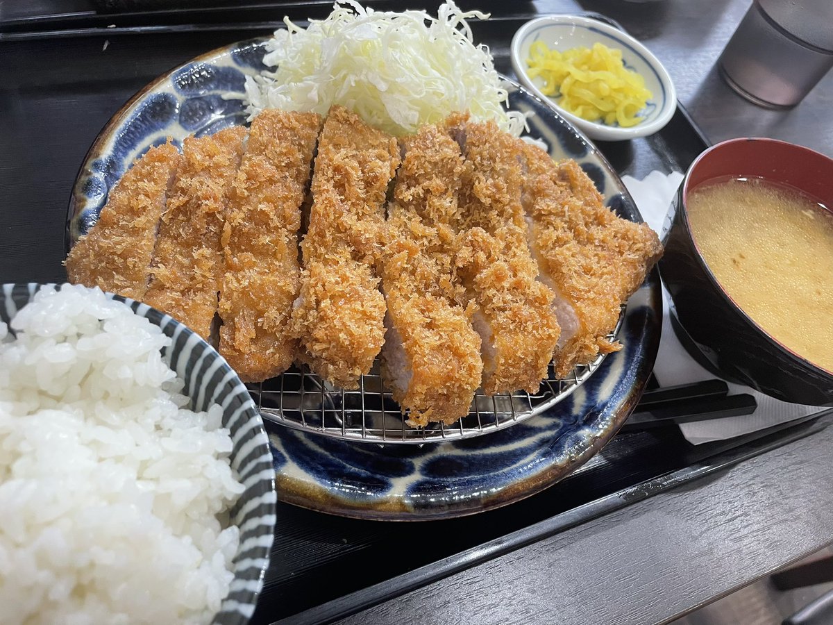 KOUYS6996's tweet photo. 最寄りのとんかつ屋さんがめちゃくちゃおいしくて、月に何回も行くほどの美味しさ。お米が特に美味しくて、どこのブランド米を使ってるのか知りたい！！
#食事処酒処富士かつ https://t.co/zt8NzqVxGB