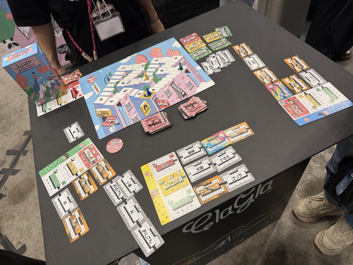 ButtlerDP's tweet photo. 今日は長い付き合いの友人達とゲームマーケットに。
歩いて回って説明を聞いて、時には試遊して。面白い発想、くだらないもの、めちゃくちゃ刺激を受けました。
冷静に考えるとそんなに必要なものが当たらないガチャはやっぱり怖い笑 https://t.co/26rAkVMk6Z