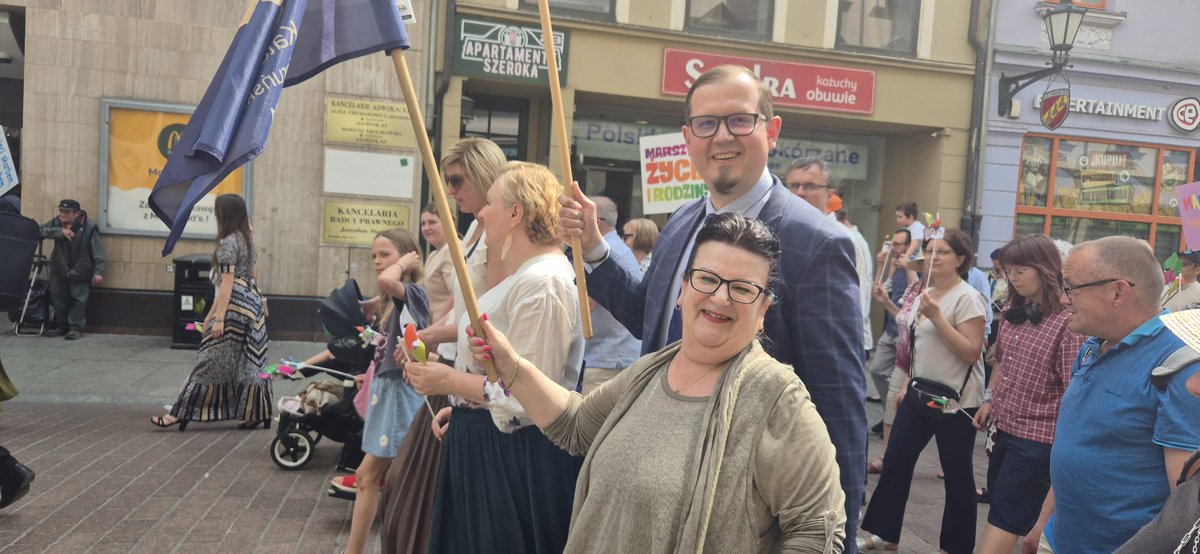 TSiczak's tweet photo. Marsz dla Życia i Rodziny 2026. 
Piękny dzień, masa turystów a DIAK Toruń i wiele innych organizacji z Diecezja Toruńska  w pięknym Marszu dla Życia i Rodziny. Na koniec nie zabrakło przestrzeni na wspólną zabawę i śpiewy oraz pyszny... tort! https://t.co/rcAvofPUOW