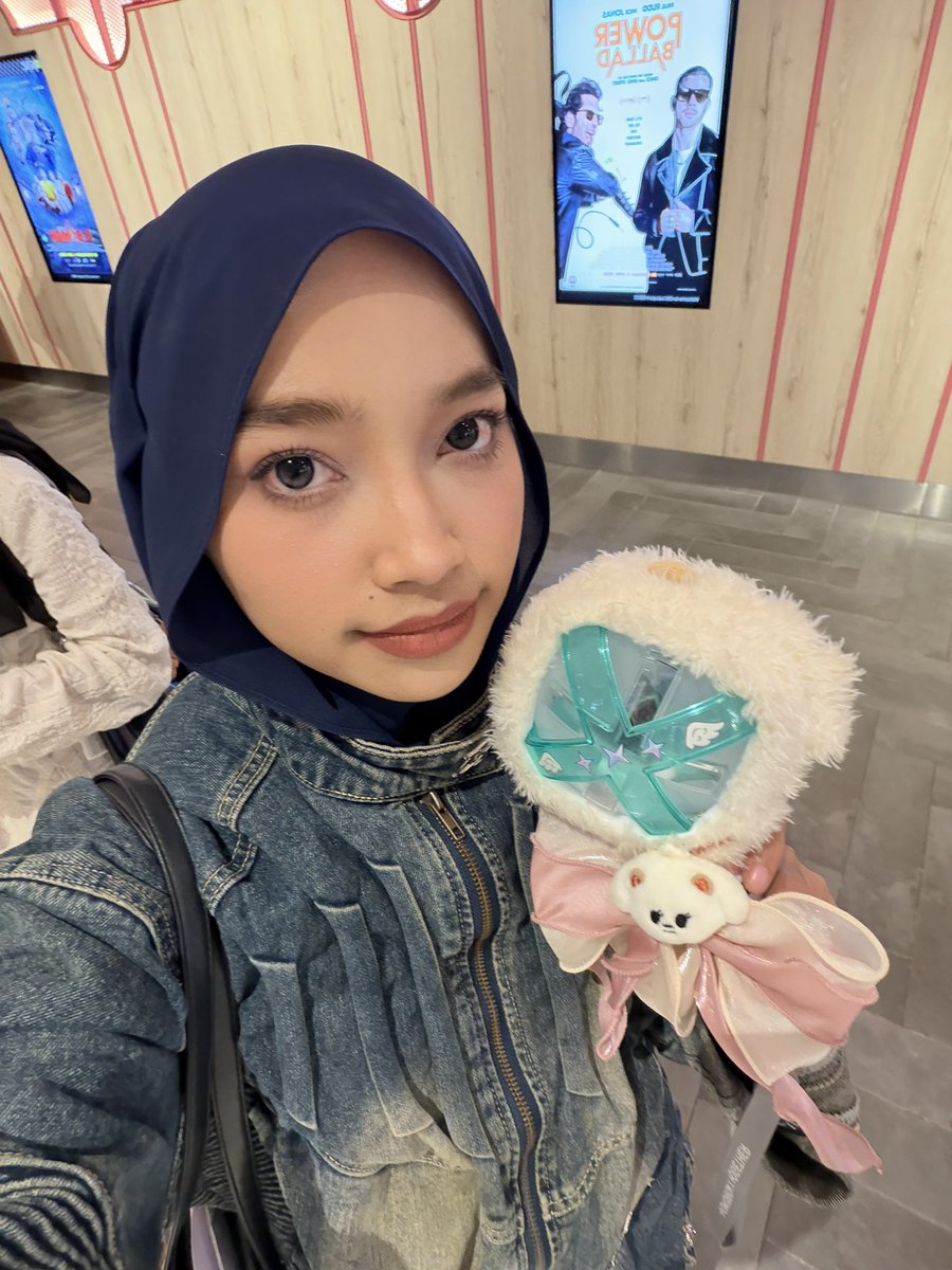 arina tweet media