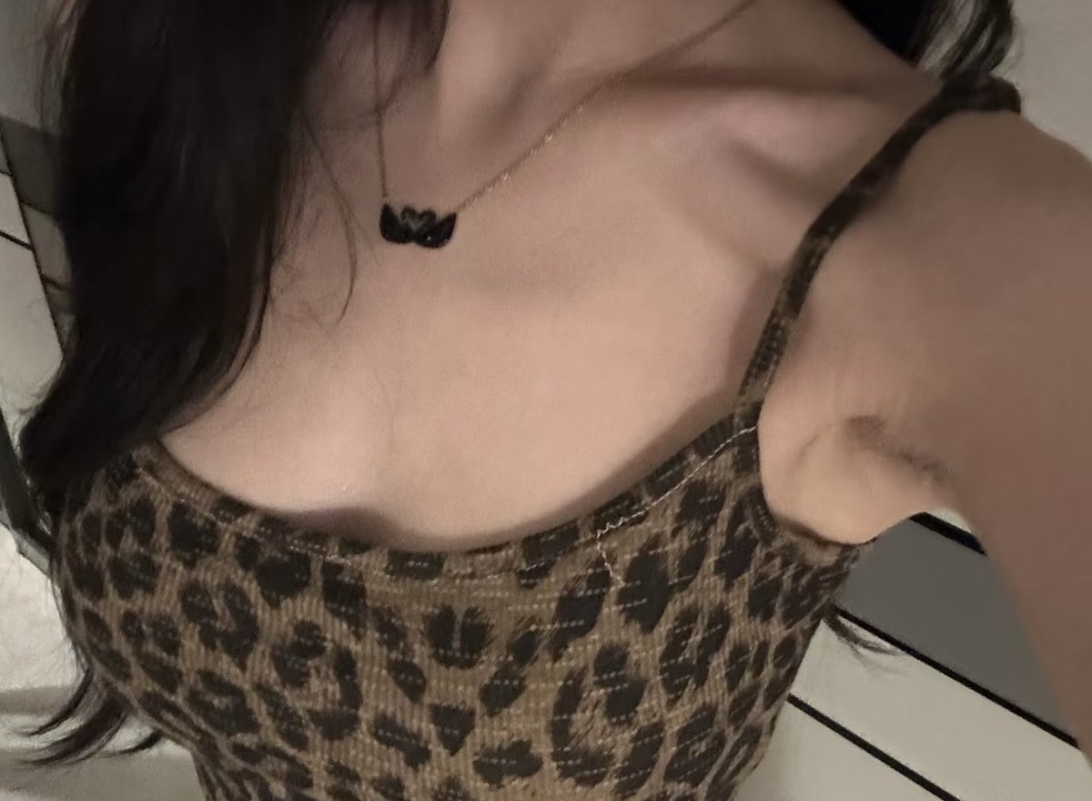 onlyfansmia4's tweet photo. wanna hold those 🍉 dm me 

#onlyfans #findom #findomgoddes #sugarbaby #sugardaddy #nsfwtwtًً #boob #nsfwtwtًًً https://t.co/lKGhEPiWjo