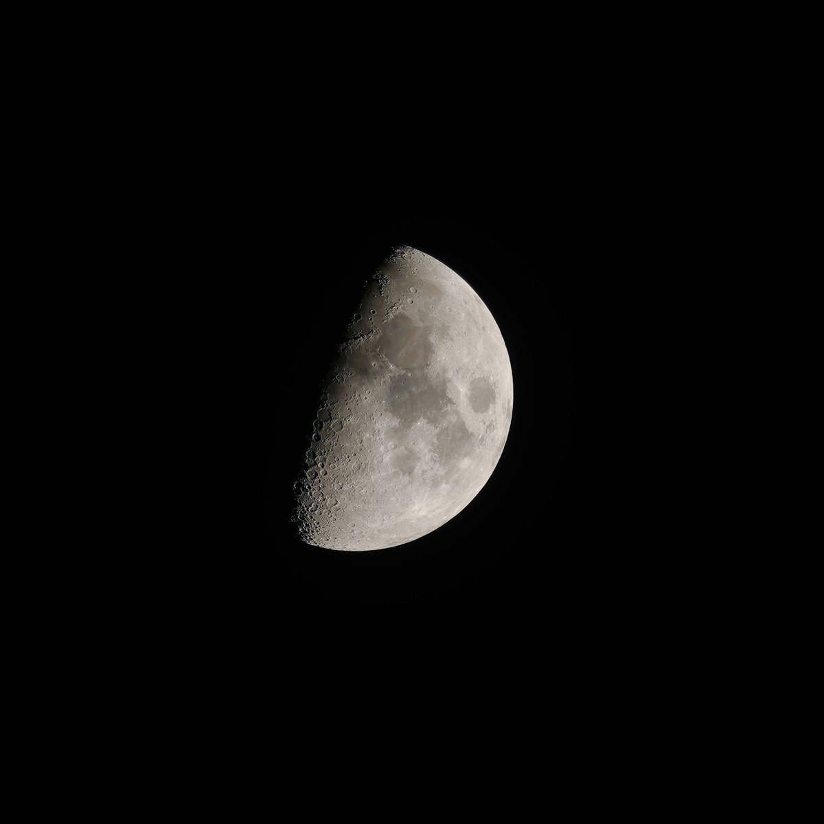 chobi_2000's tweet photo. 22時頃のお月様をベランダからコンデジでパチリ🌔
#イマツキ https://t.co/r17PogOS6t