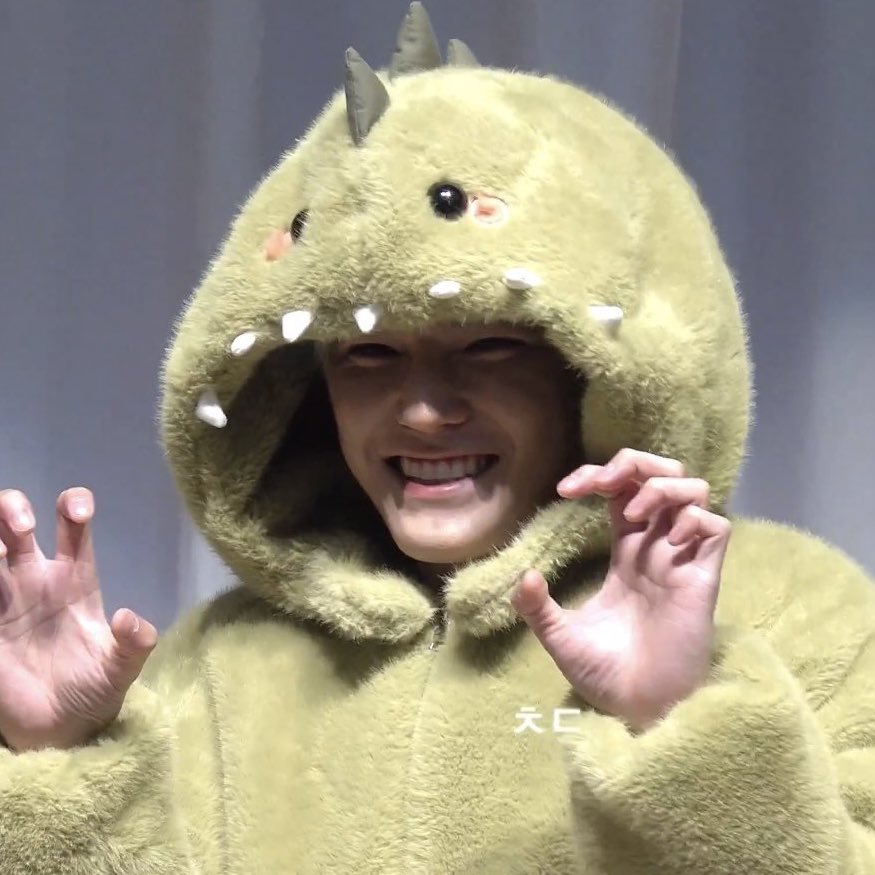 tyongtiwai's tweet photo. จั้นยังอยุ่กับแทยงชุดไดโนเสาอยุ่เลย ดุรอยยิ้มมานดิน่ารักมากจะบ้าㅜㅜㅜㅜㅜㅜㅜㅜㅜㅜ https://t.co/AJlGBNPpRB