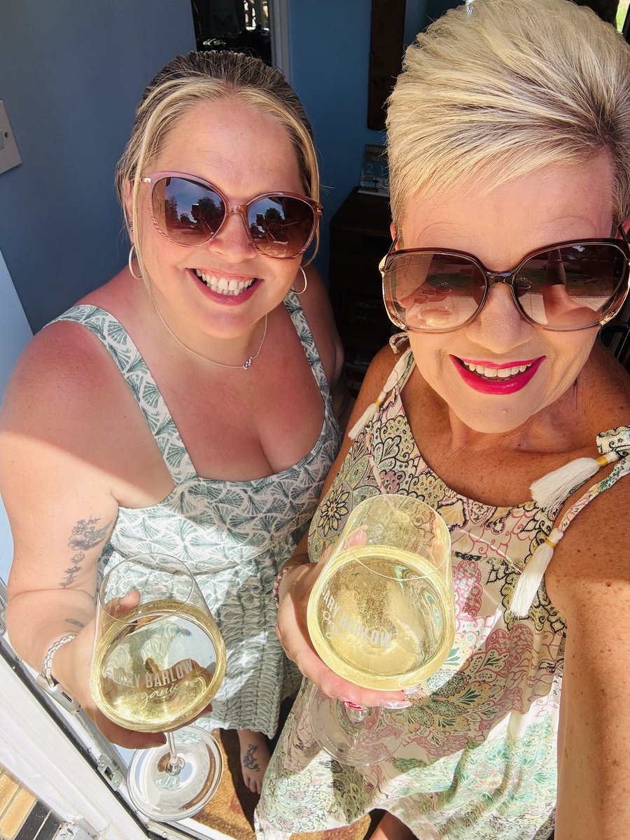 suesmith1465's tweet photo. Pre-tour meet up ! 🤡
We cannot wait to run away to #thecircuslive with @takethat @GaryBarlow @OfficialMarkO #howarddonald #takethat #garybarlow
@Mrsr237 🤡🎪🤡 https://t.co/5Fd2fzaJVk