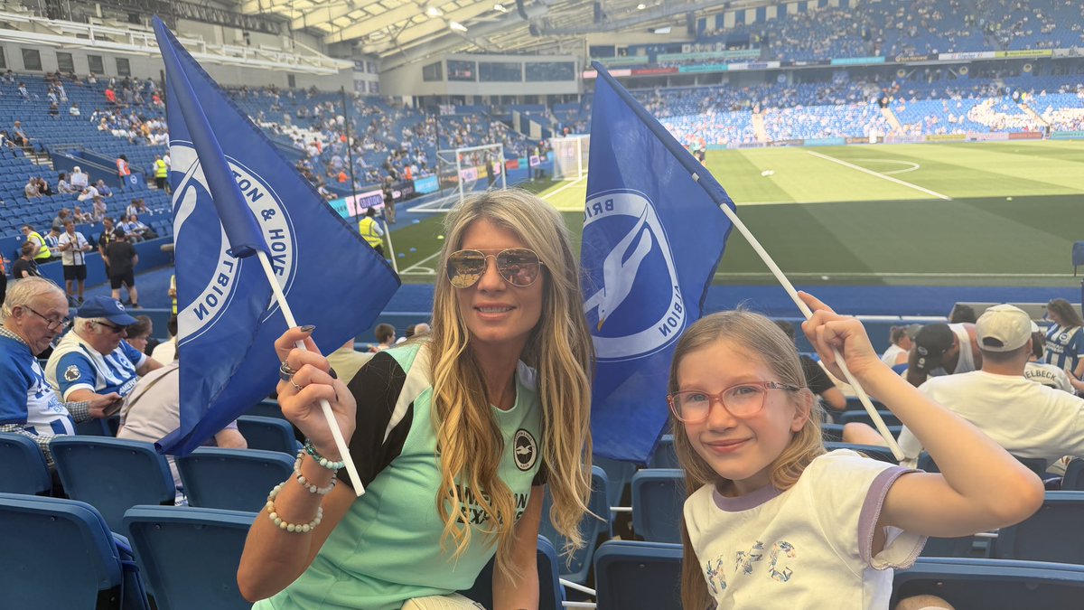 AshleighKno1's tweet photo. Ready for the game… Come on @OfficialBHAFC #BHAFC ⚽️💙 @KCPhotographyEU @JulesClaxt https://t.co/sK2eGuwsU2